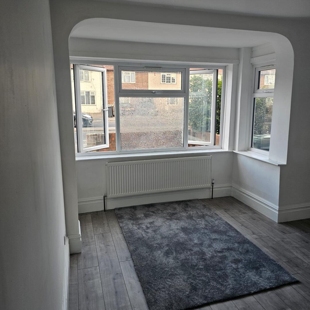 3 bed property in Porters Avenue, Dagenham